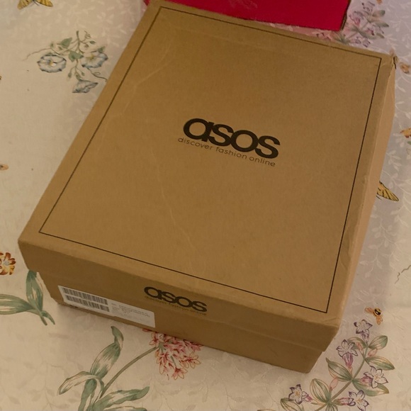 ASOS DESIGN Wide Fit Expect high heeled chunky chelsea boots in black - Picture 5 of 16